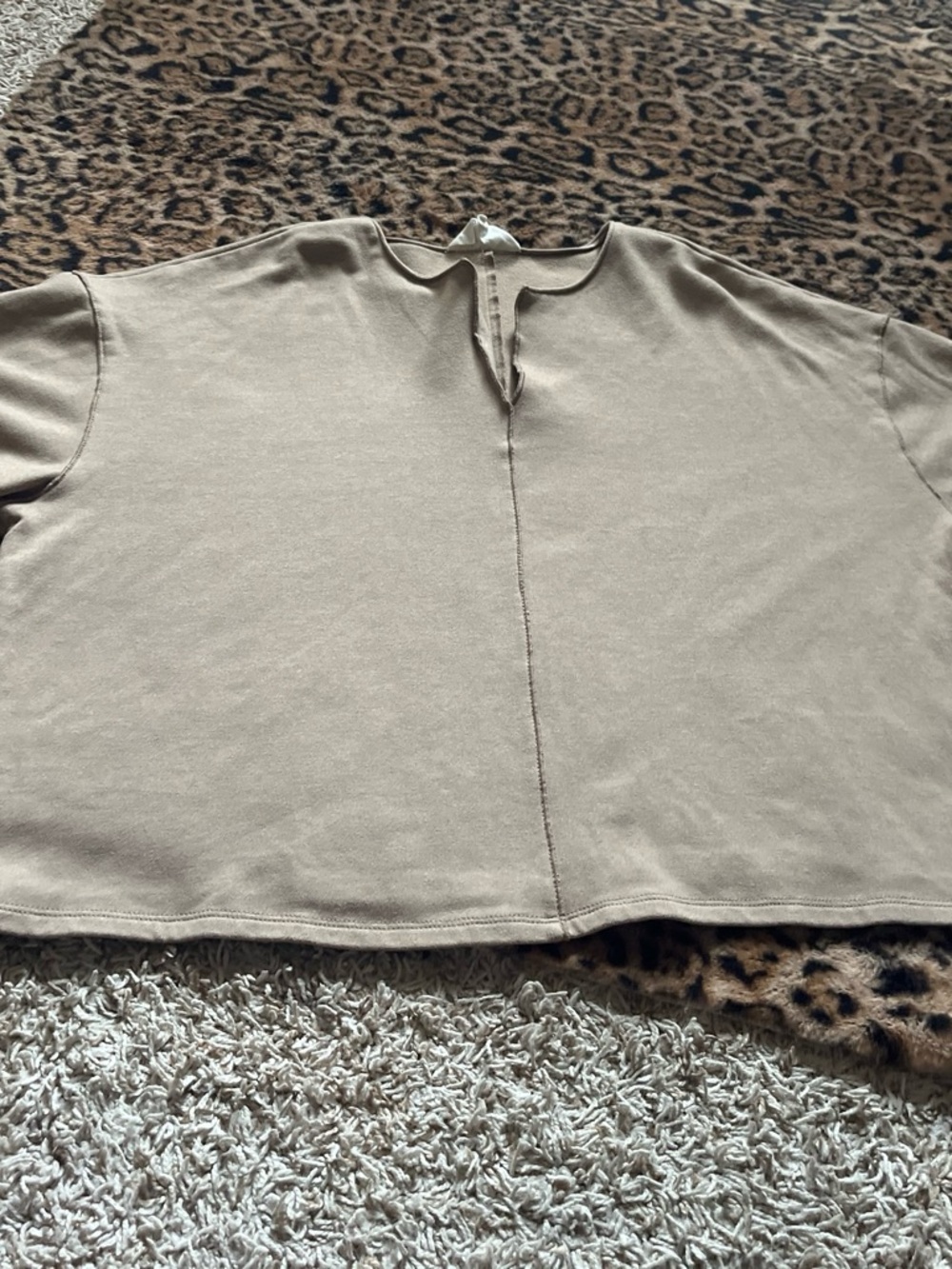 MELLODAY Split-Center Relaxed Sweatshirt in Taupe